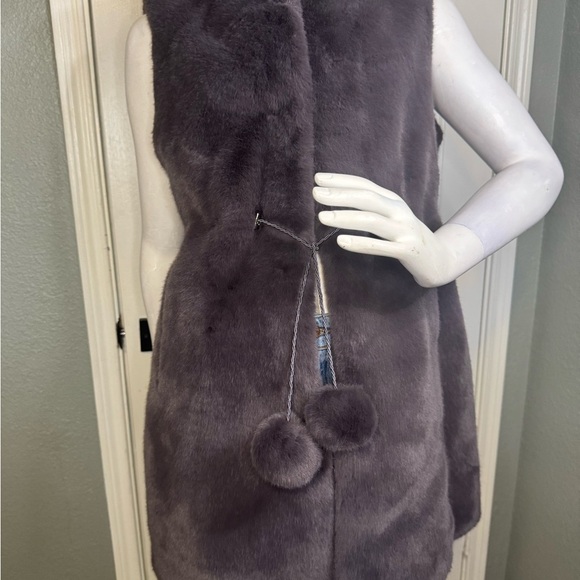 AILENE Eco Fur and Mink Bonbon Hooded Vest. - Picture 6 of 11
